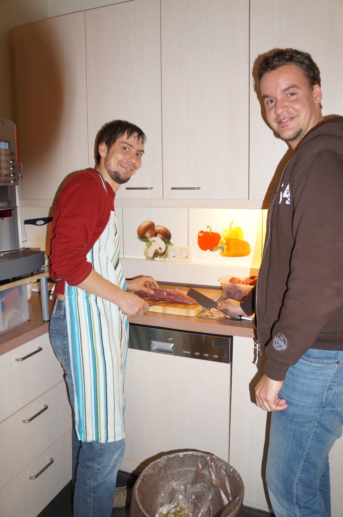 Boris und Stefan bereiten das Filet Mignon zu